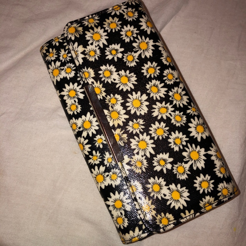 ⭐️🌼DAISY WALLET🌼 NEVER USED with 3 compartments